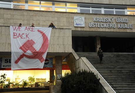 Nkolik desítek lidí protestovalo v pátek v Ústí nad Labem proti nové krajské koalici.