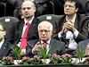 Prezident Václav Klaus (dole uprosted) na tenisovém Davis Cupu. Vpravo vedle nj sedí jeden z nejbohatích ech, podnikatel Karel Komárek.