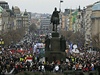 Po státní hymn a provolání demise vlád se protest protivládních iniciativ na Václavském námstí dal do pohybu. ást lidí se oddlila, vtina jde ale smr Národní tída.