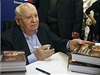 Michail Gorbaov podepisuje v moskevském knihkupectví své pamti, 13. listopadu 2012
