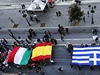Vlajky evropských zemí v prvodu demonstrant v Aténách. Nepokoje se konaly také napíklad v Itálii, Nmecku, Belgii, Francii a Polsku.