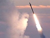Izraelský systém protiraketové obrany znekoduje raketry vypálené z pásma Gazy. 