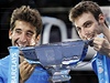 panltí tenisté Marcel Granollers a Marc López s trofejí pro vítze Turnaje mistr 