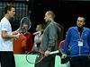 Píprava na finále Davisova poháru R - panlsko. Tomá Berdych (vlevo) na tréninku, kterého se zúastnil také Ivan Lendl (vpravo)