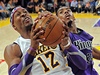 Dwight Howard (vlevo) z týmu Los Angeles Lakers se snaí vystelit.
