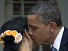 Obama líbá Su ij