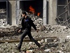 Palestintí hasii hasí poár budovy zasaené raketou