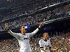 Ronaldo a Pepe slaví na stadionu Santiaga Bernabeua.