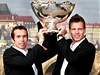 Radek tpánek a Tomá Berdych s trofejí pro vítze Davis Cupu