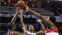 Ramon Sessions (7) z Charlotte Bobcats se ene mezi hrái Washington Wizards Trevorem Bookerem (35) a Kevinem Seraphinem (13)