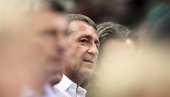 Lobbista Roman Janou�ek si finále Davis Cupu nenechal ujít, a�koliv jinak se od nehody, kterou zavinil, na ve�ejnosti neukazuje..