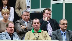 VIP lóe na Davis Cupu. Exministr Martin Kocourek (vpravo nahoe), ministr Miroslav Kalousek (vpravo dole), bývalý tenista Ivan Lendl (dole uprosted) a podnikatel Miroslav ernoek (nahoe uprosted).