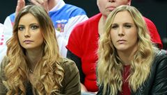 Ester Sátorová (vlevo), p�ítelkyn� Tomá�e Berdycha, a Nicole Vaidi�ová-�t�pánková, man�elka Radka �t�pánka.