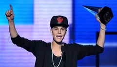 Justin Bieber pebírá cenu American Music Awards.