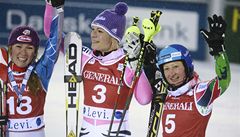 Ly�a�ky (zleva) Mikaela Shiffrinová, Maria Höfl-Rieschová a Tanja Poutiainenová
