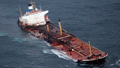 Tanker Prestige se potopil v roce 2002.