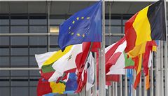 Vlajky členských zemí a vlajka EU před budovou Evropského parlamentu ve Štrasburku