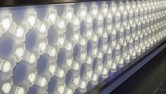 Opakující se motiv sklen�ného trojlístku