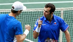 Radek tpánek (vpravoú a Tomá Berdych se radují