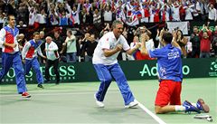 �eský tým slaví vít�zství v Davis Cupu. Hrdinou finále byl Radek �t�pánek (na kolenou)