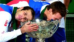 Radek tpánek (vlevo) a Tomá Berdych se mazlí s pohárem