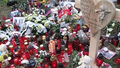 Lidé p�inesli i hra�ky a fotografie