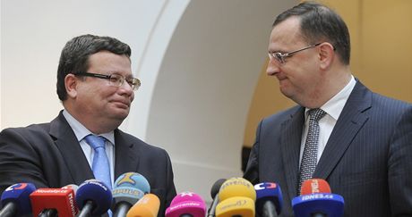 Ministr obrany Alexandr Vondra oznámil rezignaci. Tiskové konference se zúastnil i premiér Petr Neas