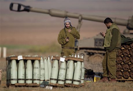 Izraeltí vojáci vykávají u hranic s pásmem Gazy. 
