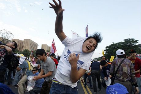 Tchajwanci pi protivládním protestu zasypali policisty vejci 