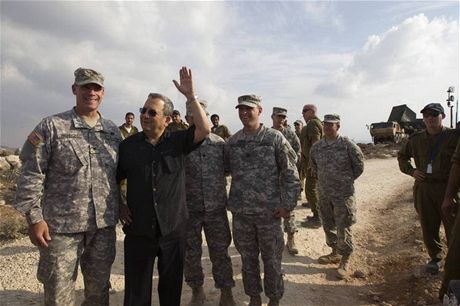 Izraelský minsitr obrany Ehud Barak s americkými vojáky v Západním Jeruzalém.