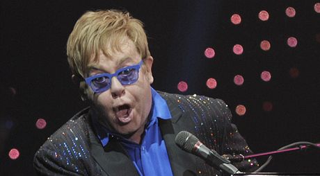 Elton John pi vystoupení v Pekingu.