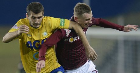 Sparta Praha - FK Teplice. Ladislav Krejí ze Sparty a Admir Ljevakovi z Teplic