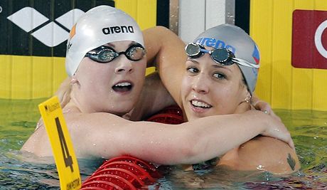 eská plavkyn (prsaka) Petra Chocová (vpravo) a Irka Sycerika McMahonová