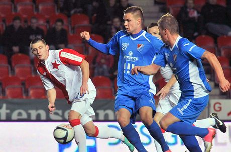 Slavia Praha - Baník Ostrava. Matú onka ze Slavie (vlevo) a Dominik Kraut z Baníku (uprosted) 