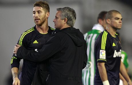 Trenér fotbalist Realu Madrid José Mourinho (uprosted) a jeho svenci Sergio Ramos (vlevo) a Pepe