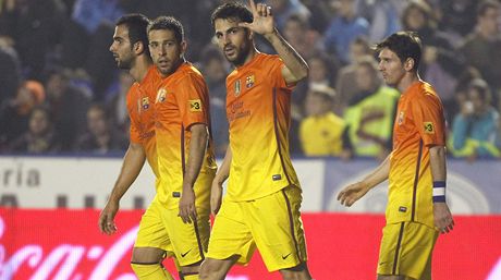 Fotbalista Barcelony Cesc Fabregas (uprosted) se spoluhrái. Vpravo je Lionel Messi 