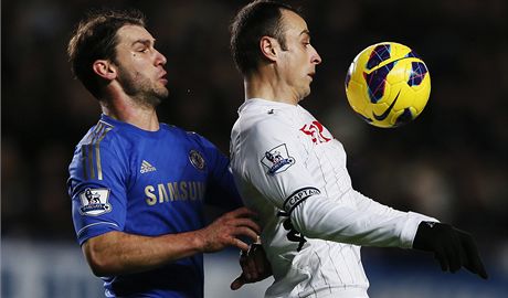 Fotbalista Chelsea Branislav Ivanovi a Dimitar Berbatov z Fulhamu