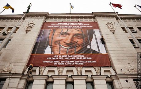 Ukrajinci si na radnici povsili portrét Berlusconiho