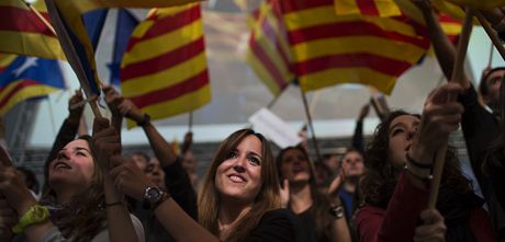 Píznivci katalánských nacionalist bhem pedvolební kampan.