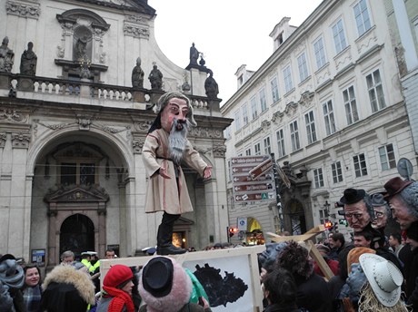 Jakási teskná nálada se zmocnila jet silnji