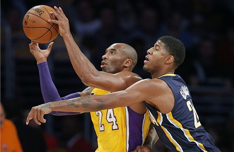 Kobe Bryant (24) Los Angeles Lakers je bránn hráem Indiana Pacers Paulem Georgem