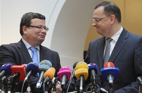 Ministr obrany Alexandr Vondra oznámil rezignaci. Tiskové konference se zúčastnil i premiér Petr Nečas