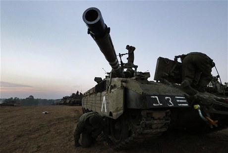 Izraelské tanky ped pásmem Gazy. Pozemní intervenci te Izrael prý neplánuje