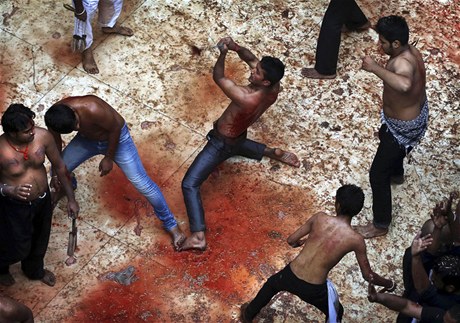 Podlahu meity v Novém Dillí zbarvila krev. 