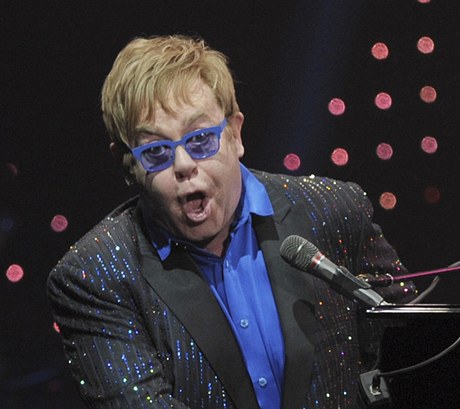 Elton John při vystoupení v Pekingu.