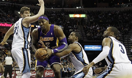 Basketbalista Los Angeles Lakers Dwight Howard (12) a hrái Memphisu Grizzlies Marc Gasol (33), Mike Conley (11) a Wayne Ellington (3)