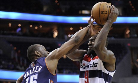 Basketbalista Washingtonu Wizards Martell Webster (vpravo) a Kemba Walker z Charlotte Bobcats