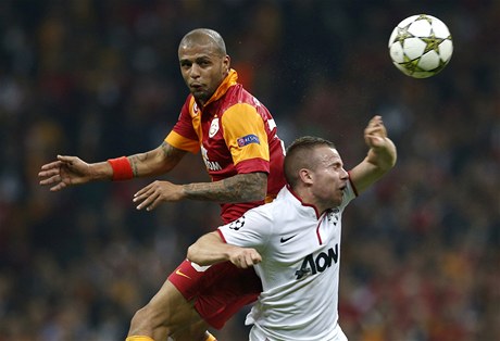 Fotbalista Galatasaraye Istanbul Felipe Melo a Tom Cleverley z Manchesteru United