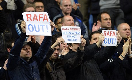 Fanouci fotbalist Chelsea protestují proti novému trenérovi Rafaelu Benítezovi