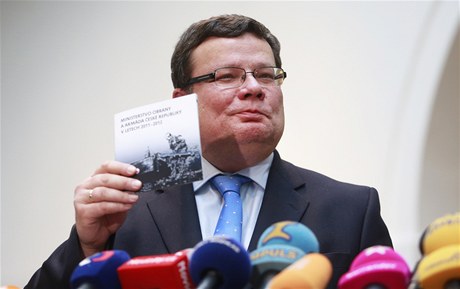 Alexandr Vondra oznamuje konec ve funkci ministra.
